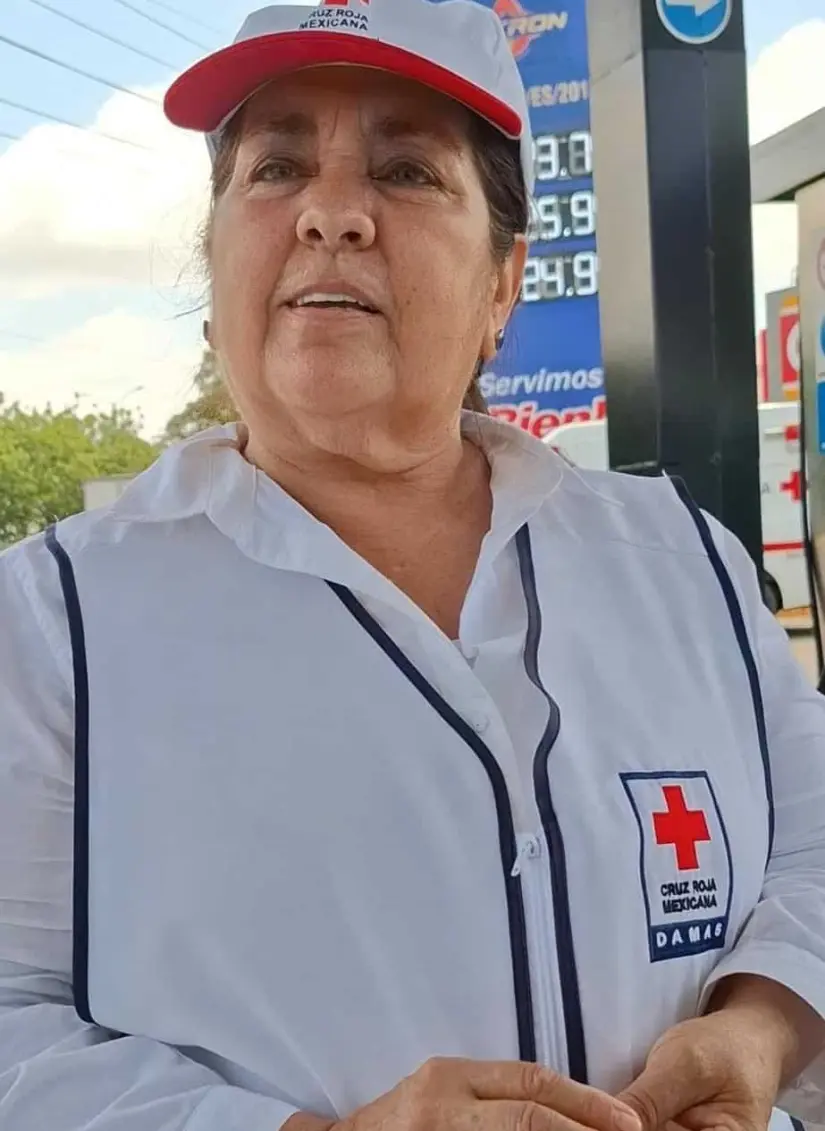 La señora Alma Inzunza participó en esta campaña motivando a los conductores a donar.