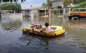 ¡A grandes males, grandes remedios! Abuelitos salen a comprar pollo en lancha inflable tras inundaciones en Tamaulipas