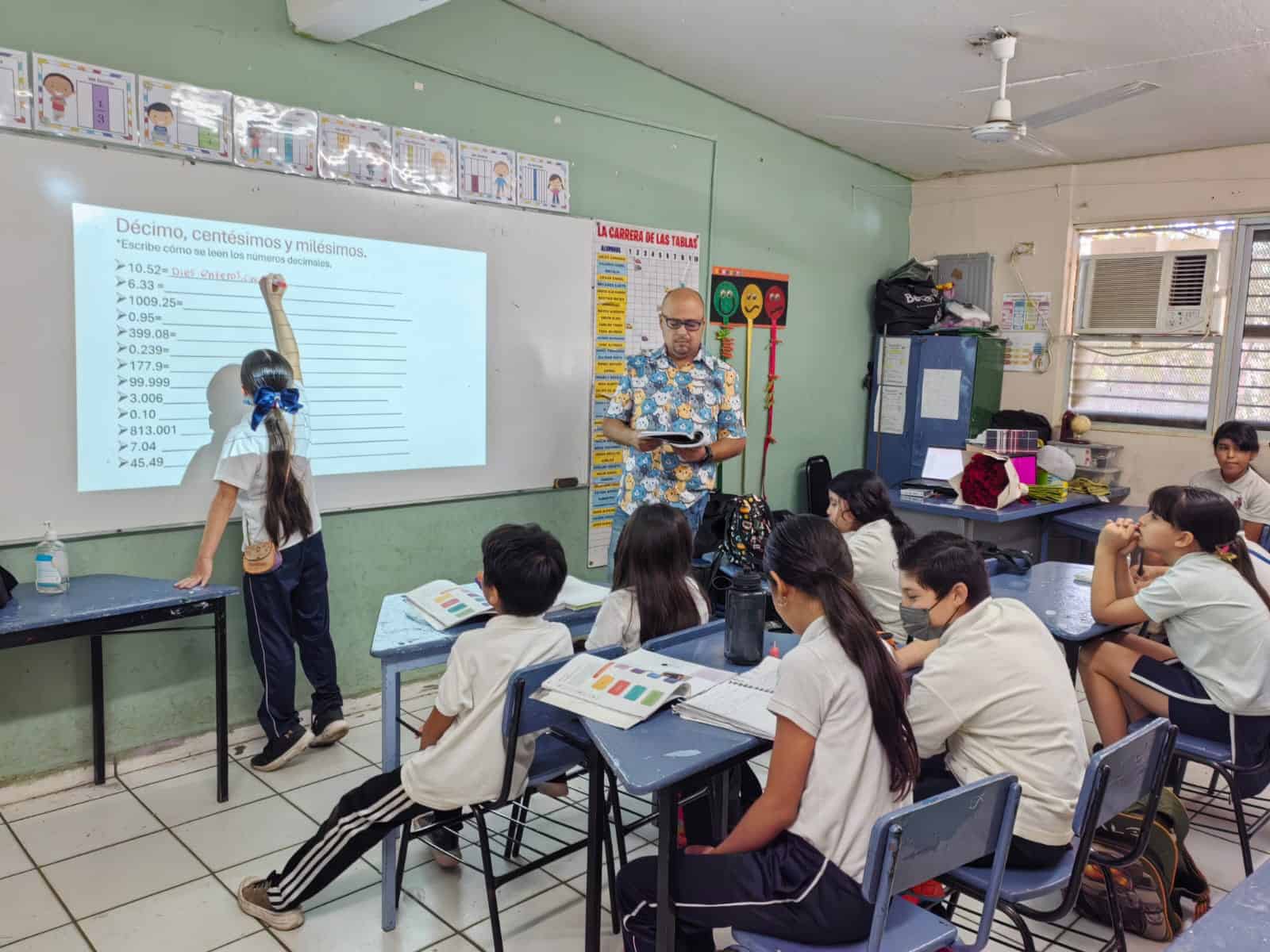 Con dedicación prepara cada clase y presentación para sus alumnos.