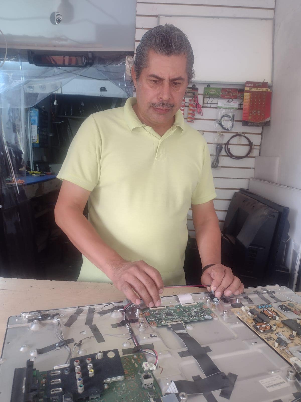 Manuel Adrián tiene más de 26 años que repara aparatos electrónicos en Barrancos.