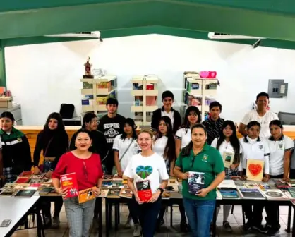 Dona Fundación Cárdenas 130 libros de literatura al Cbta de Villa Juárez