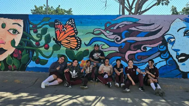 Los estudiantes de la ETI 75 Culiacán participaron con mucho ánimo y el apoyo de Gustavo Leal, uno de los artistas urbanos que formó parte de la elaboración de esta galería. Foto: Cortesía SUMA.
