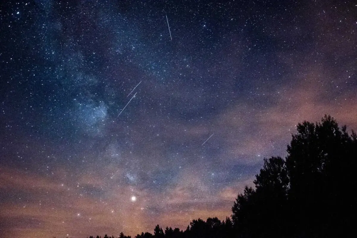 La lluvia de meteoros también se conoce como lluvia de estrellas. Foto: Pixabay