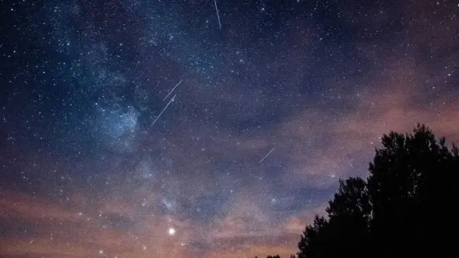 La lluvia de meteoros también se conoce como lluvia de estrellas. Foto: Pixabay