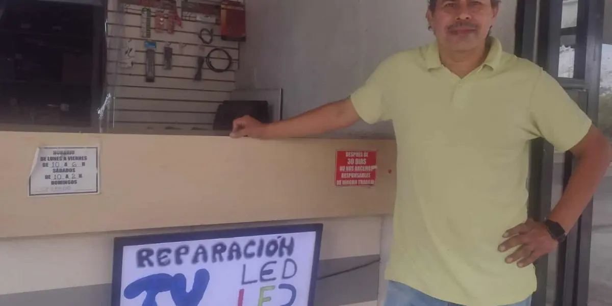 Manuel Adrián Páez es el hombre que repara aparatos electronicos en Barrancos.