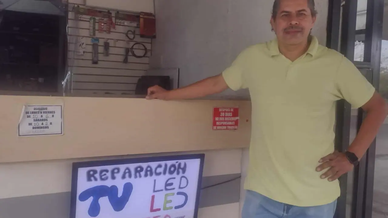 Manuel Adrián Páez es el hombre que repara aparatos electronicos en Barrancos.