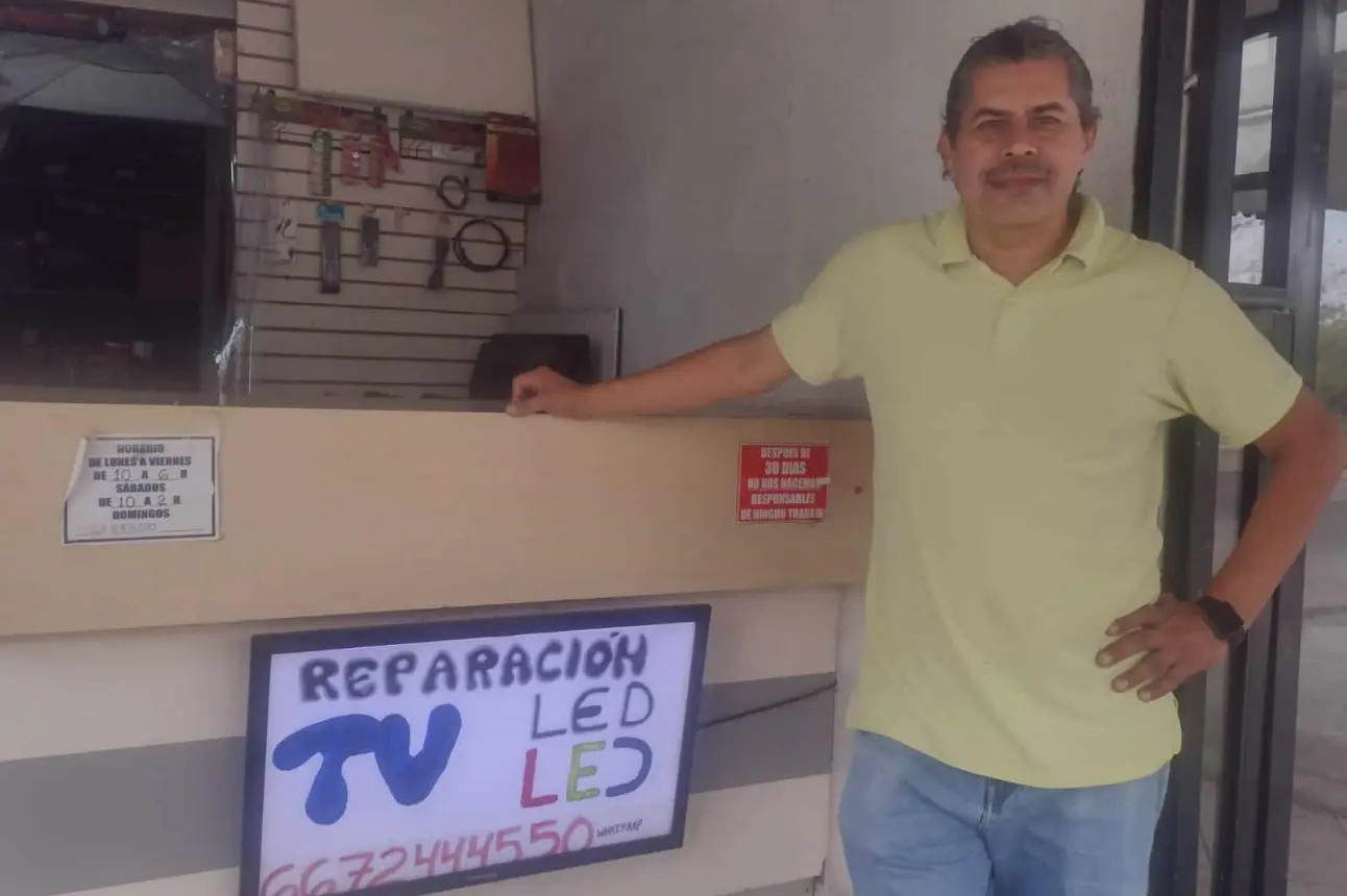 Manuel Adrián Páez es el hombre que repara aparatos electronicos en Barrancos.