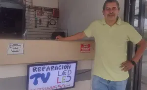 Adrián es un maestro de la electrónica sobre el bulevard Las Torres en Culiacán