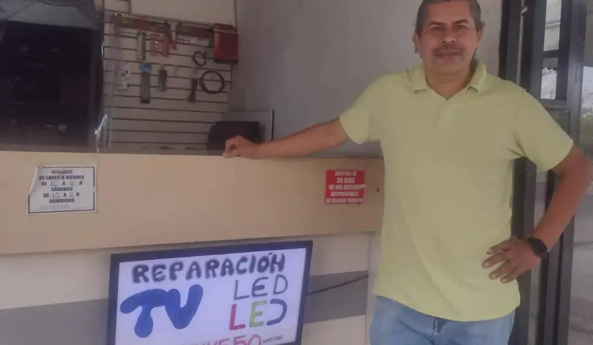 Manuel Adrián Páez es el hombre que repara aparatos electronicos en Barrancos.