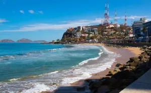 ¿Cuánto mide el malecón de Mazatlán y qué atractivos puedo admirar durante el recorrido?