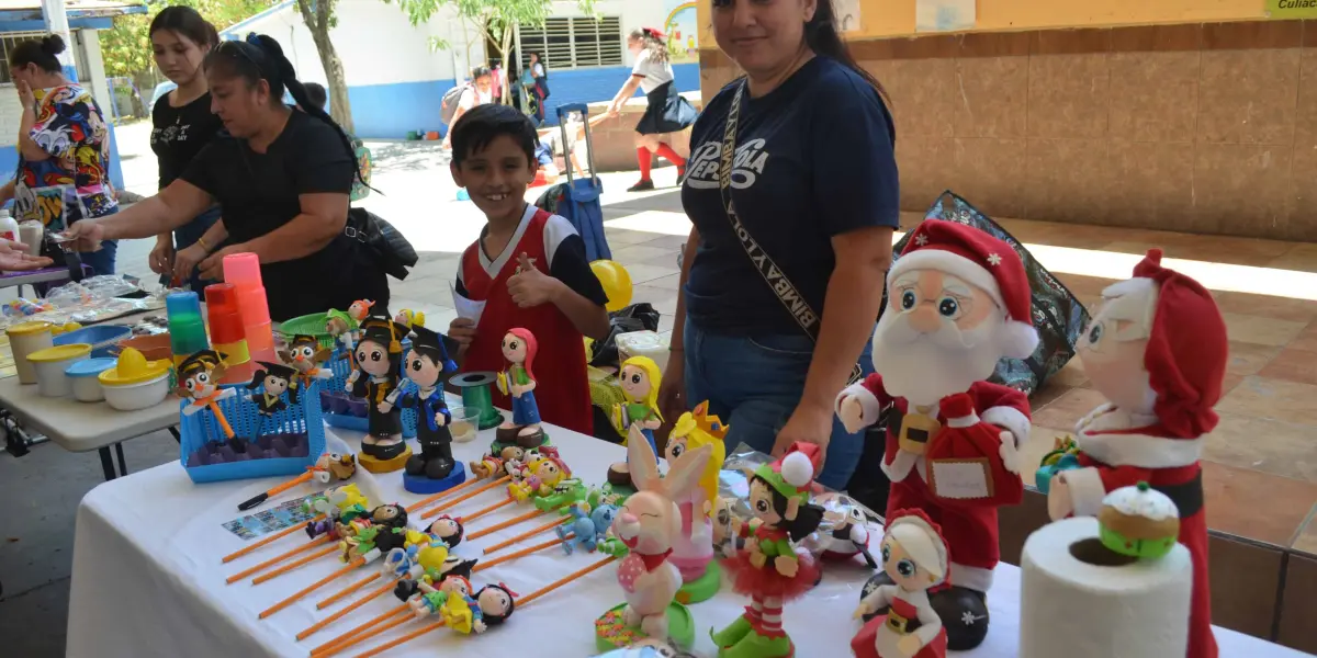 Los padres de familia de la escuela primaria Josué R. Díaz organizaron una Expo Venta, ofreciendo una gran variedad de productos y fomentando la cooperación en la comunidad escolar. Foto: Juan Madrigal