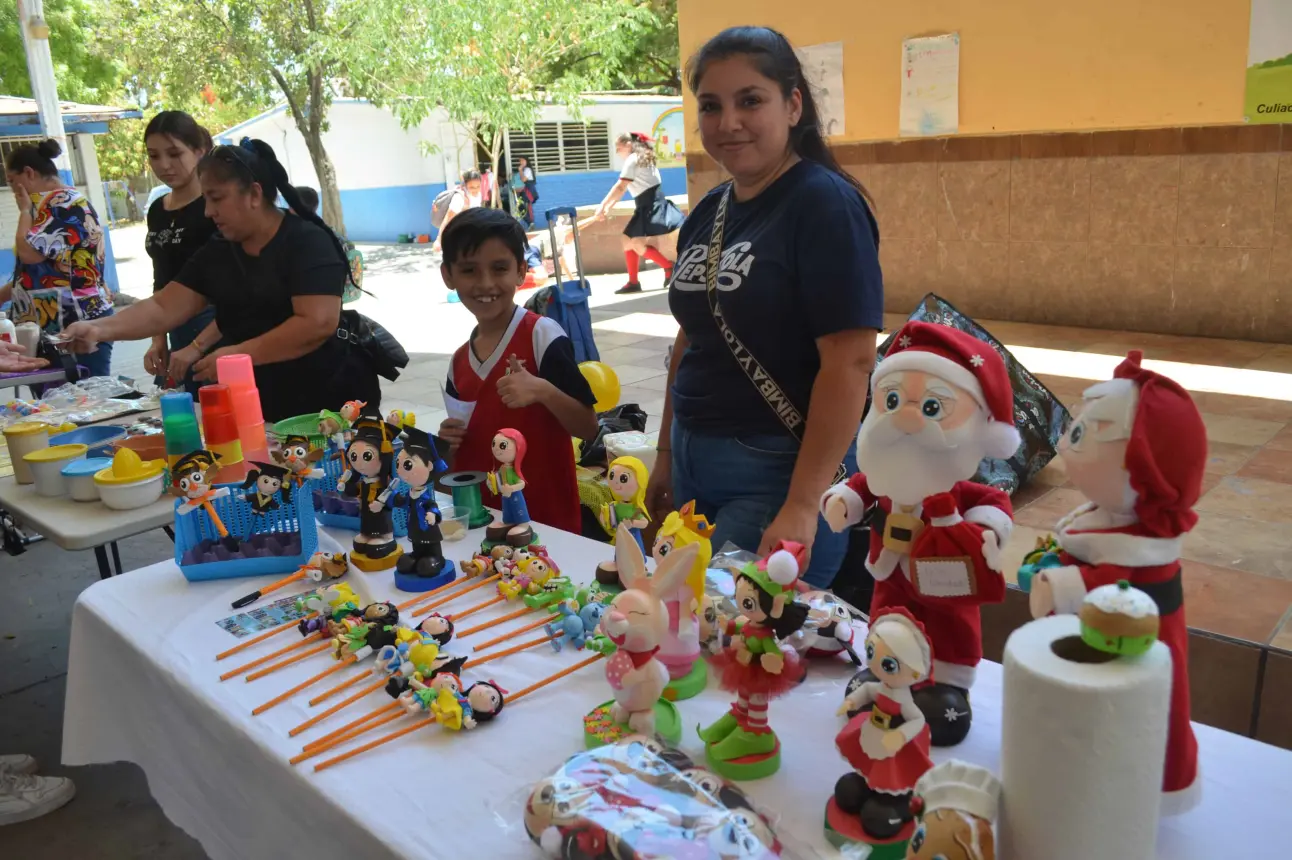 Los padres de familia de la escuela primaria Josué R. Díaz organizaron una Expo Venta, ofreciendo una gran variedad de productos y fomentando la cooperación en la comunidad escolar. Foto: Juan Madrigal