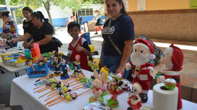 Los padres de familia de la escuela primaria Josué R. Díaz organizaron una Expo Venta, ofreciendo una gran variedad de productos y fomentando la cooperación en la comunidad escolar. Foto: Juan Madrigal