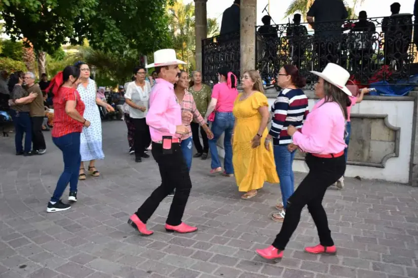 Gran ambiente en el Viernes de Plaza en Mocorito.