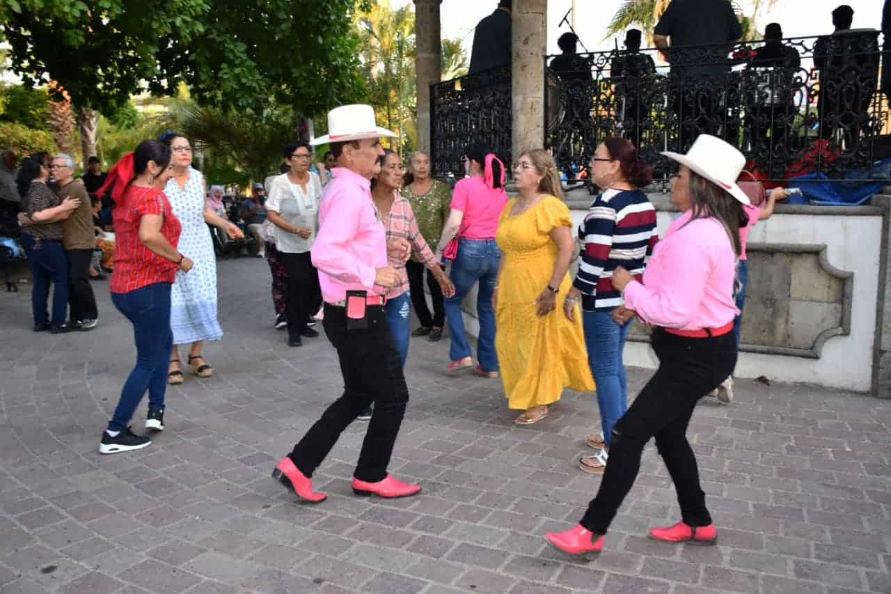 Gran ambiente en el Viernes de Plaza en Mocorito.