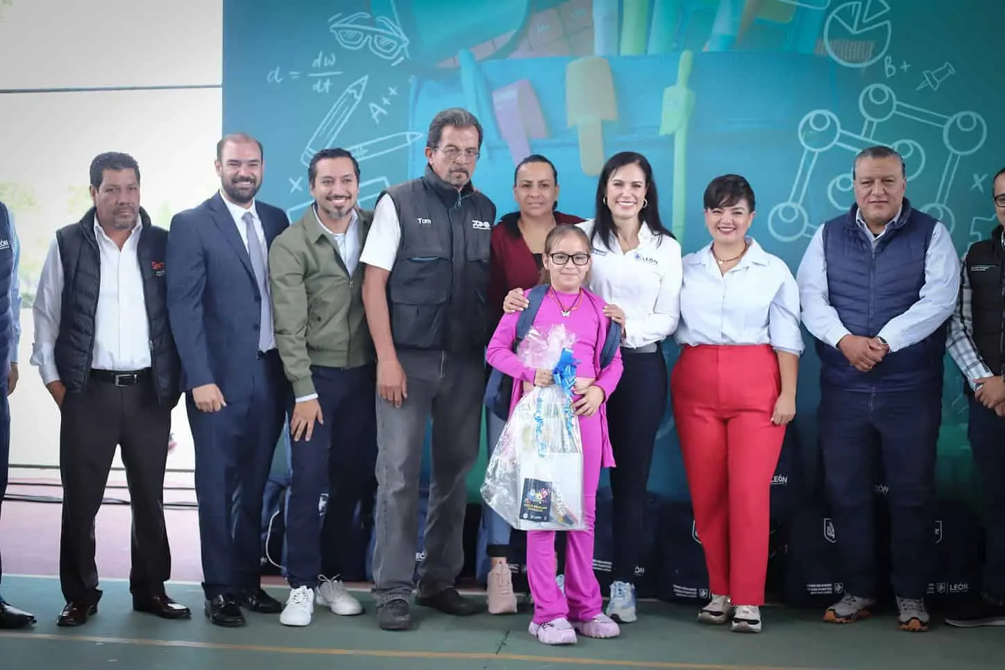 Durante la entrega de útiles escolares para nivel básico en León, Guanajuato. Foto: Cortesía