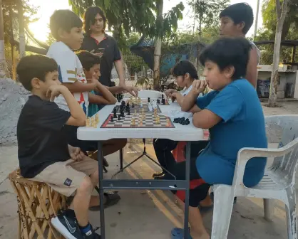 Niños y niñas mejoran sus destrezas con clases de ajedrez en la colonia Amado Nervo en Culiacán