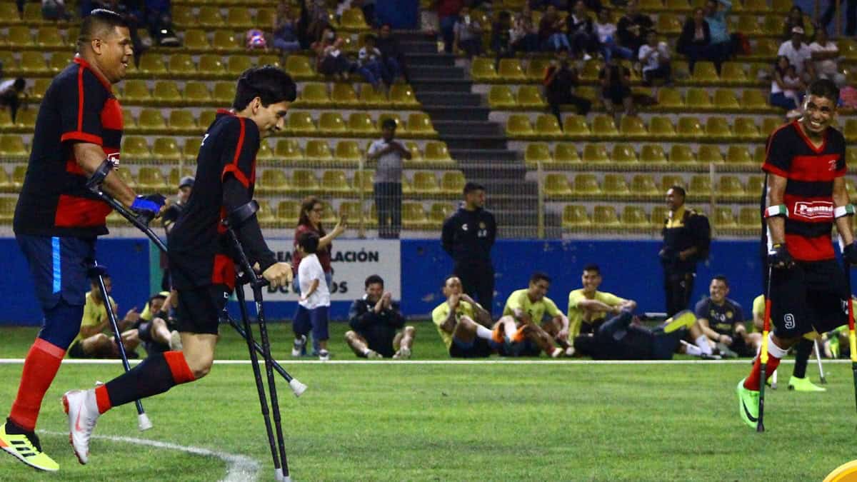 partido de fútbol de amputados 