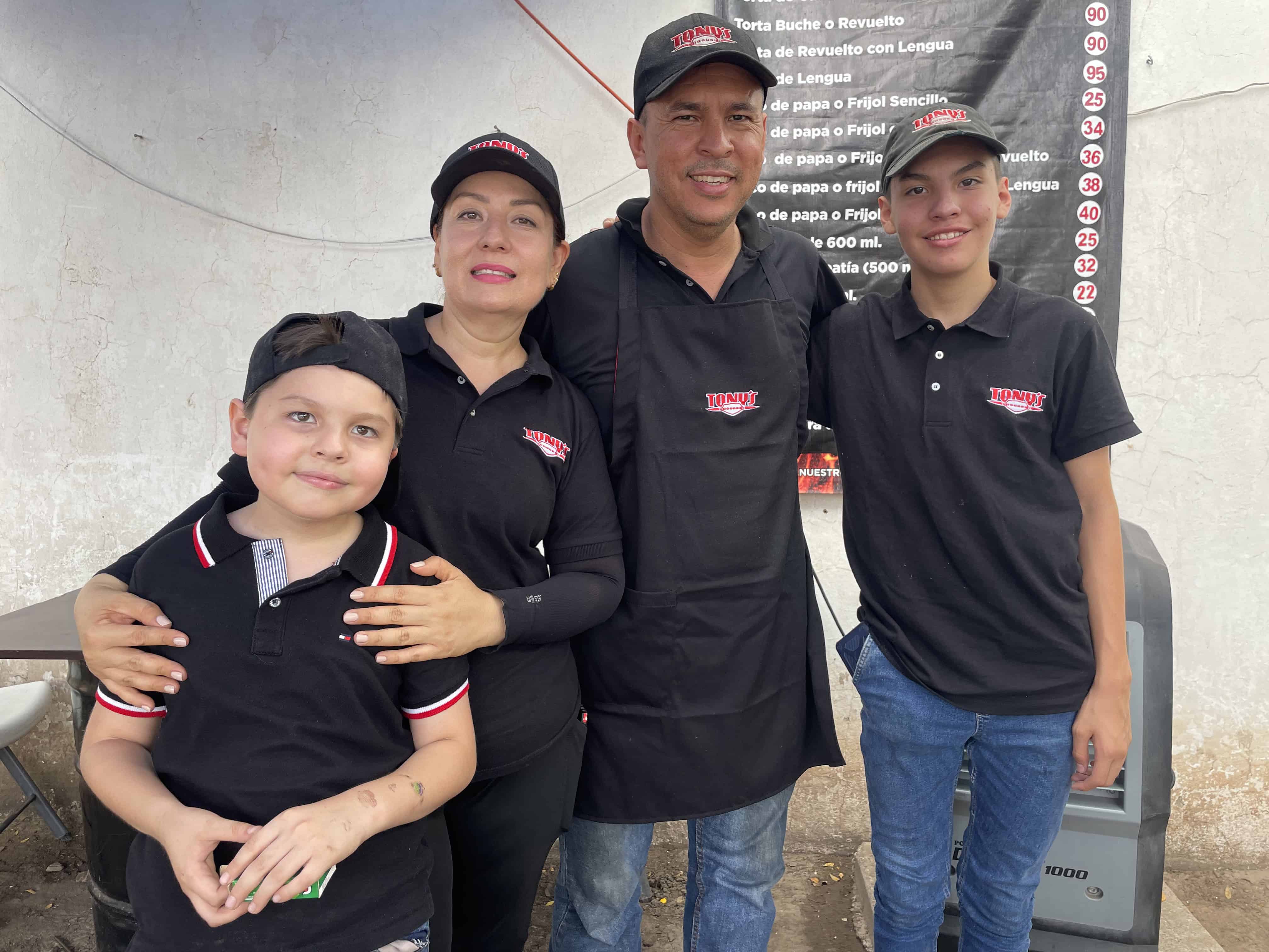 En tortas Ahogadas Tony en Culiacán, no solo trabaja Édgar y su esposa Briseida, sino que en ocasiones los apoyan sus dos hijos.