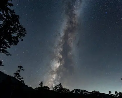 La Vía Láctea se podrá ver sin telescopio: ¿cuándo y cómo ver nuestra galaxia este verano?