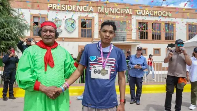 José Eliezer Arcubia se coronó campeón e impuso un nuevo récord, en el Maratón de los Cañones en Guachochi. Foto: Cortesía