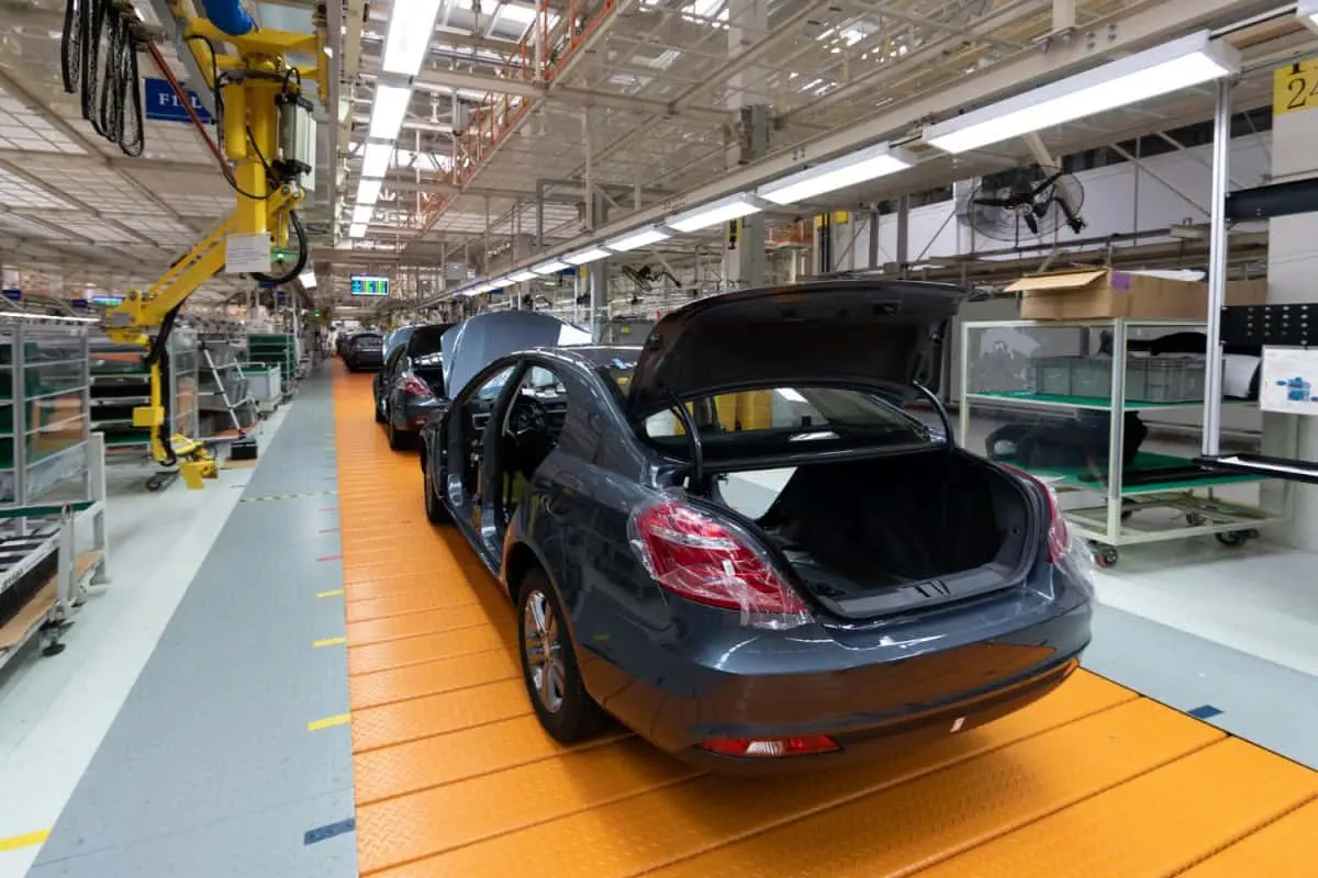 La industria automotriz mantiene su buena racha en México. Foto: Freepik