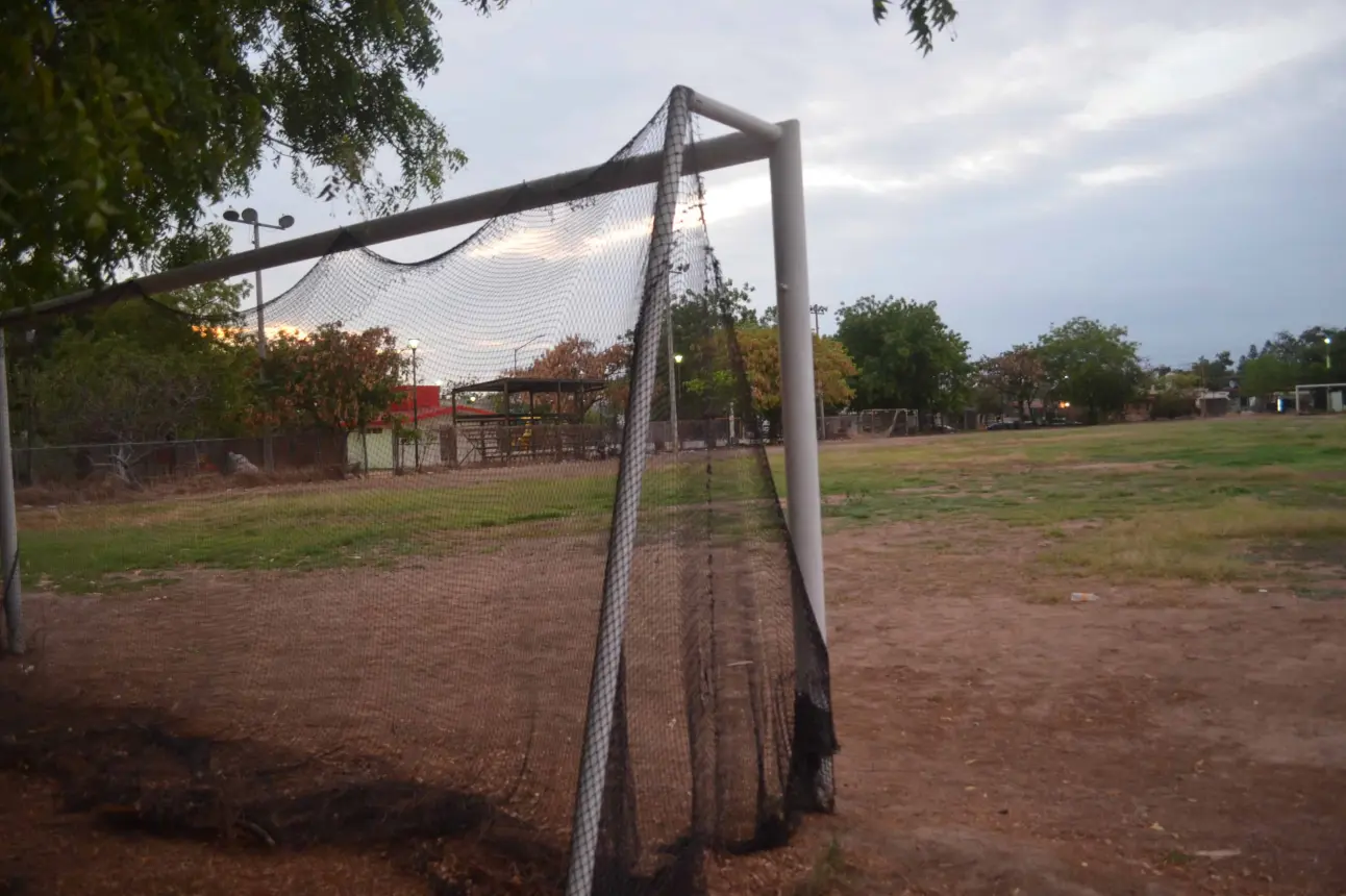 Uno de los objetivos de las clínicas de futbol en el campo de la Miguel de la Madrid es revitalizar el espacio público que se ubica al sur de Culiacán.