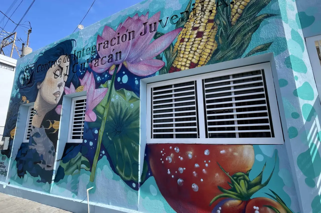 La fachada del Centro de Integración Juvenil luce con un hermoso mural elaborado por pacientes, familiares, colabadores y el artista urbano Dos de Buche. Foto: Lino Ceballos.