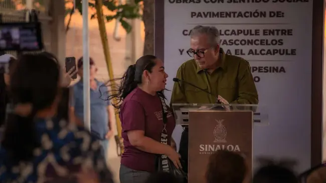 El gobernador de Sinaloa, Rubén Rocha Moya, informó a los habitantes de Las Coloradas que próximamente tendrán una escuela en su sector.