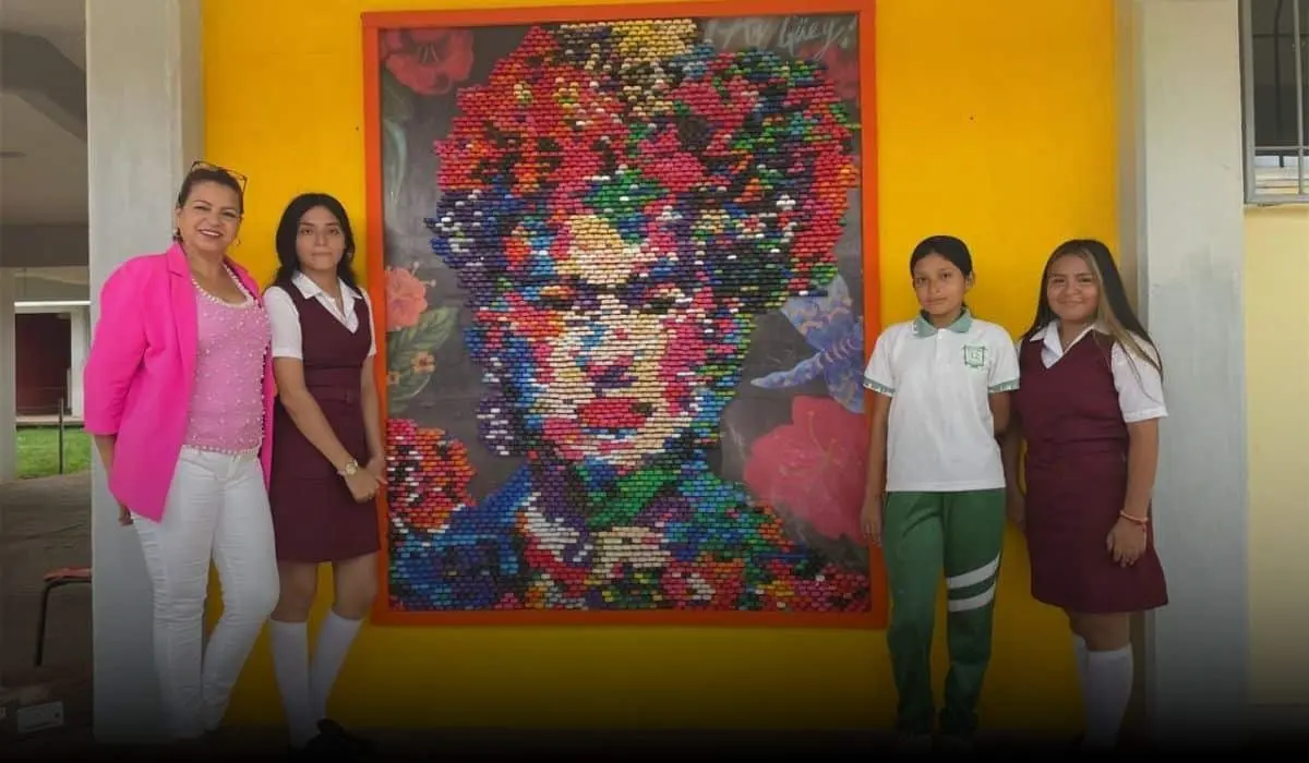 Alumnas de secundaria de Nayarit crean un mural de Frida Kahlo con tapitas. Foto: Entérate Nayarit.