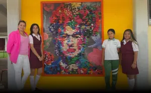 Alumnas de secundaria de Nayarit crean un mural de Frida Kahlo con tapitas