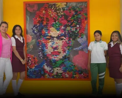 Alumnas de secundaria de Nayarit crean un mural de Frida Kahlo con tapitas