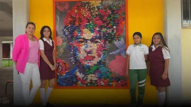 Alumnas de secundaria de Nayarit crean un mural de Frida Kahlo con tapitas. Foto: Entérate Nayarit.