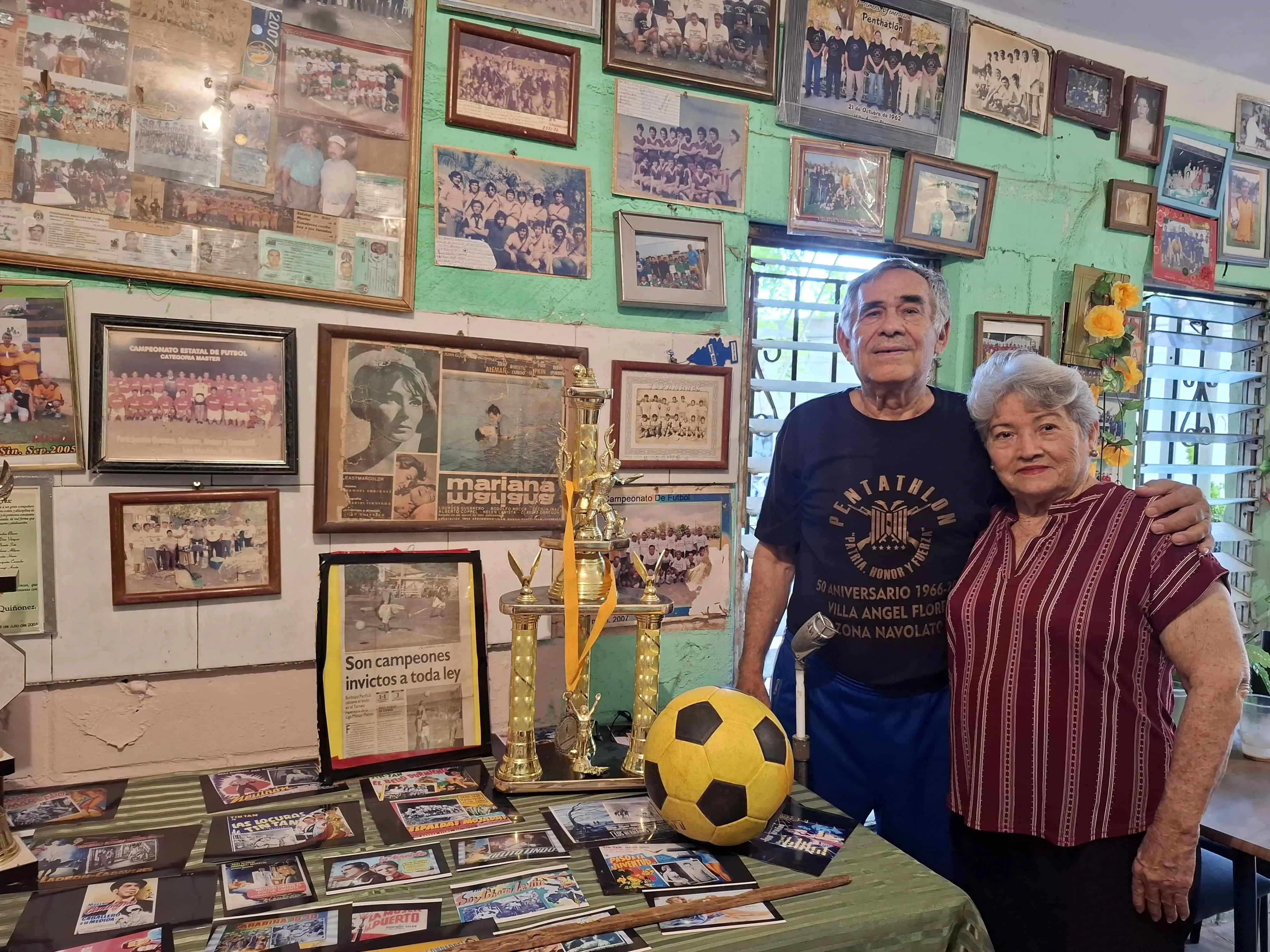 La señora Adelaida Sánchez es su esposa hace 54 años y ella lo ha acompañado fielmente en este camino recorrido através del deporte. Foto: Joe Gallardo