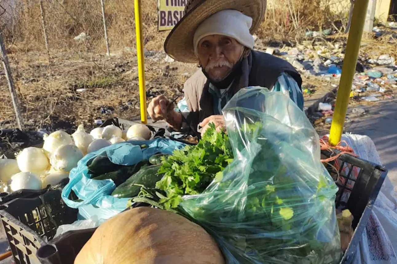 Don Alfonso desde hace más de 10 años de dedica a vender frutas y verduras en Culiacán. Fotos: Juan Madrigal/Lino Ceballos