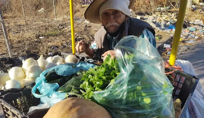 Don Alfonso desde hace más de 10 años de dedica a vender frutas y verduras en Culiacán. Fotos: Juan Madrigal/Lino Ceballos