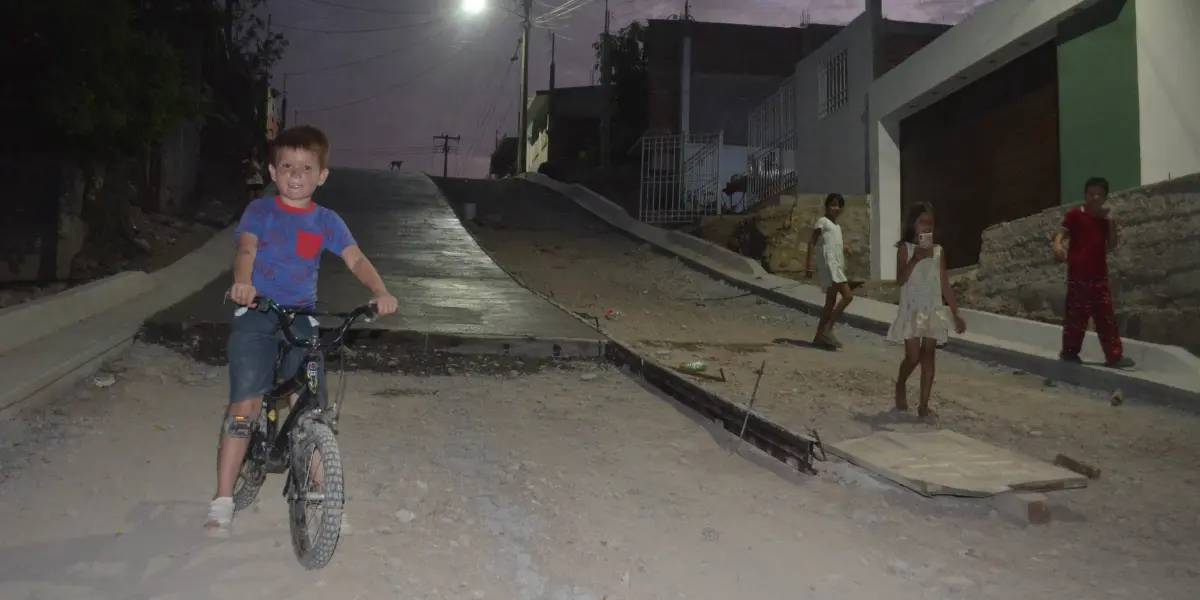 Tres décadas de espera terminan. Vecinos de Renato Vega Amador agradecen al gobierno por pavimentar calles y mejorar su calidad de vida. Foto: Juan Madrigal