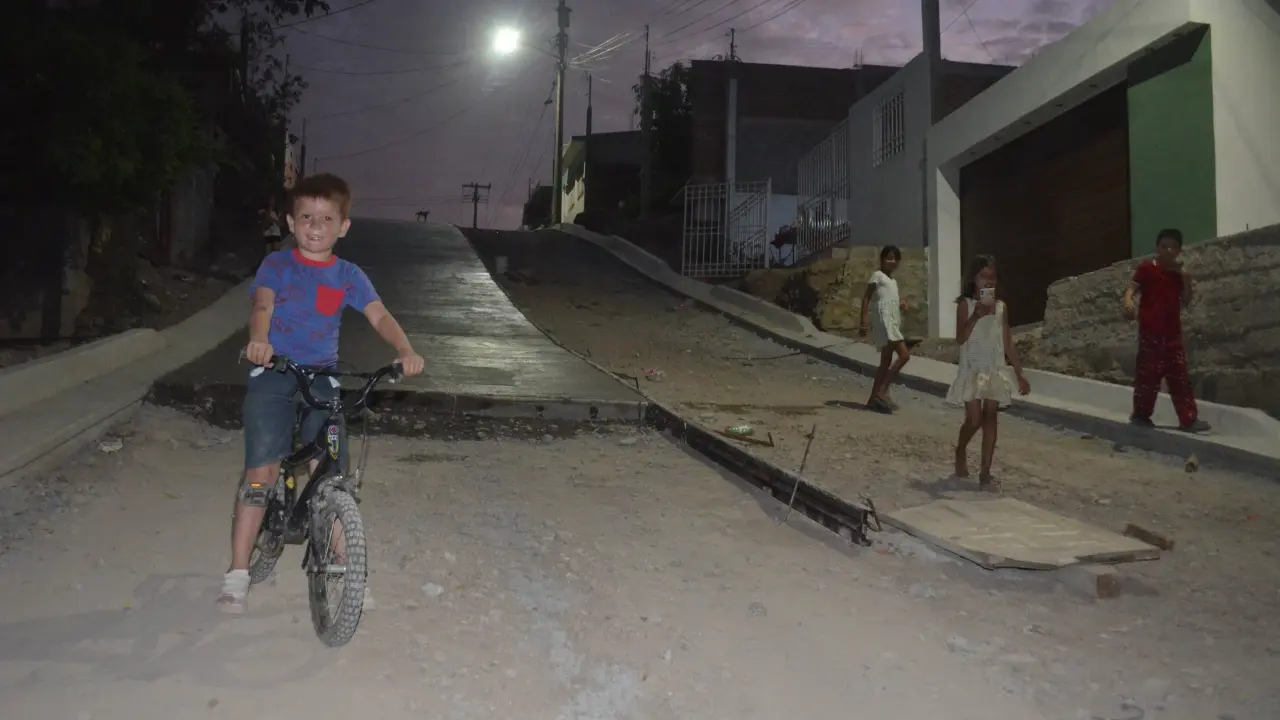 Tres décadas de espera terminan. Vecinos de Renato Vega Amador agradecen al gobierno por pavimentar calles y mejorar su calidad de vida. Foto: Juan Madrigal