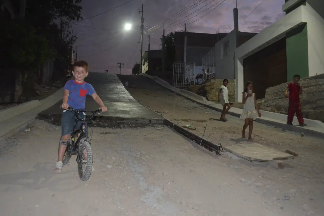 Tres décadas de espera terminan. Vecinos de Renato Vega Amador agradecen al gobierno por pavimentar calles y mejorar su calidad de vida. Foto: Juan Madrigal