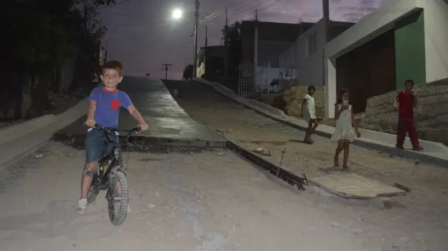 Tres décadas de espera terminan. Vecinos de Renato Vega Amador agradecen al gobierno por pavimentar calles y mejorar su calidad de vida. Foto: Juan Madrigal