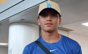 A sus 14 años, el sinaloense Ezequiel Rivera firma con los Ángeles Dodgers; así le dio la noticia a su mamá