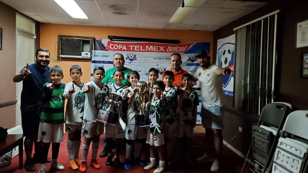 Jahuara con su entrenador tras conquistar la copa de la Liga Prodem de Culiacán. Foto: Cortesía