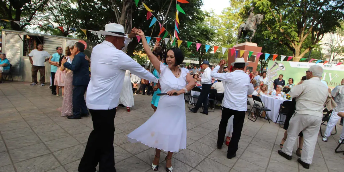 Durante 24 años, las “Tardes de Danzón” han reunido a amantes de la música y el baile en la plazuela Álvaro Obregón, creando un espacio lleno de felicidad.