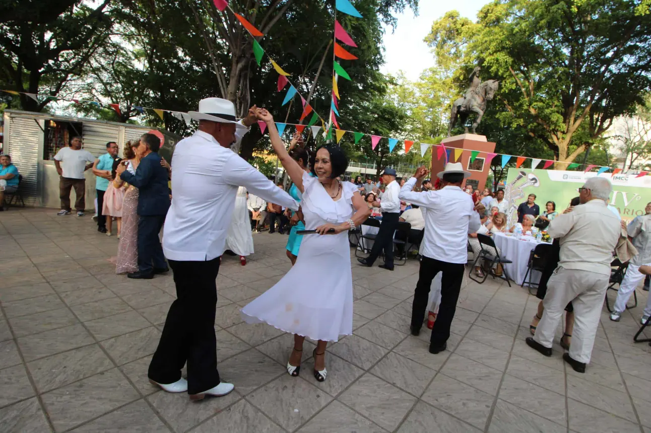 Durante 24 años, las “Tardes de Danzón” han reunido a amantes de la música y el baile en la plazuela Álvaro Obregón, creando un espacio lleno de felicidad.