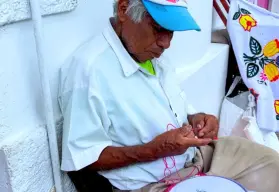 Don Porfirio, el abuelito que borda servilletas para superar la pérdida de su esposa en Puebla