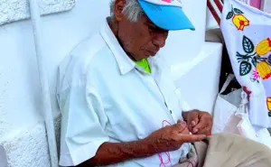 Don Porfirio, el abuelito que borda servilletas para superar la pérdida de su esposa en Puebla