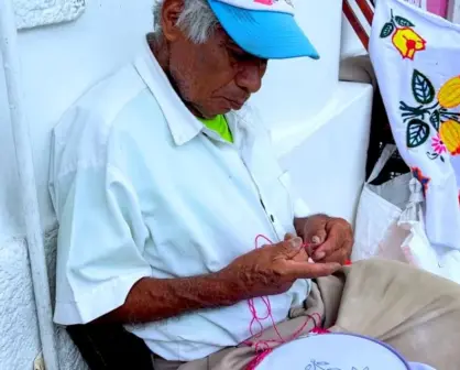 Don Porfirio, el abuelito que borda servilletas para superar la pérdida de su esposa en Puebla