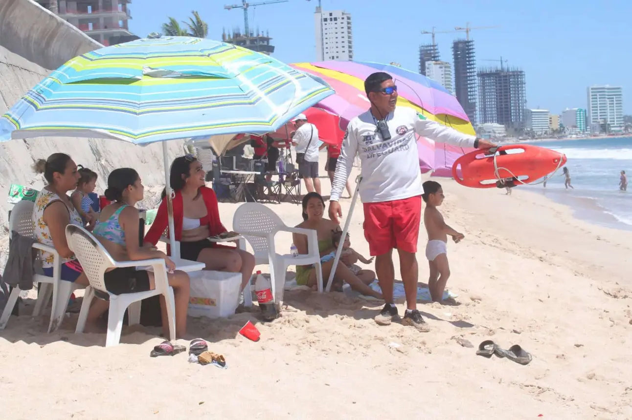 Turistas en las playas de Mazatlán, Sinaloa.