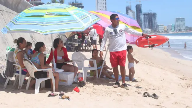Turistas en las playas de Mazatlán, Sinaloa.