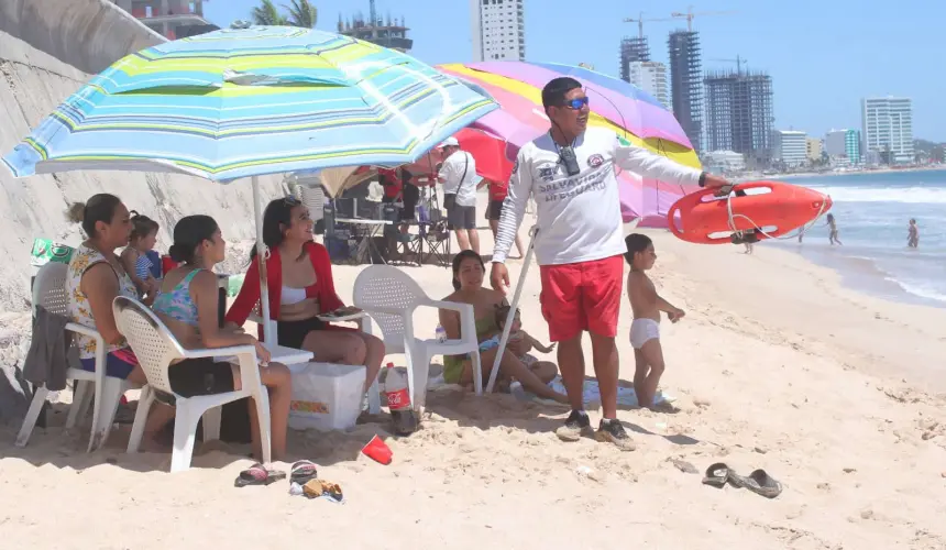 Turistas en las playas de Mazatlán, Sinaloa.